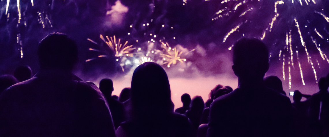 קהל צופה במופע זיקוקים (CANVA)