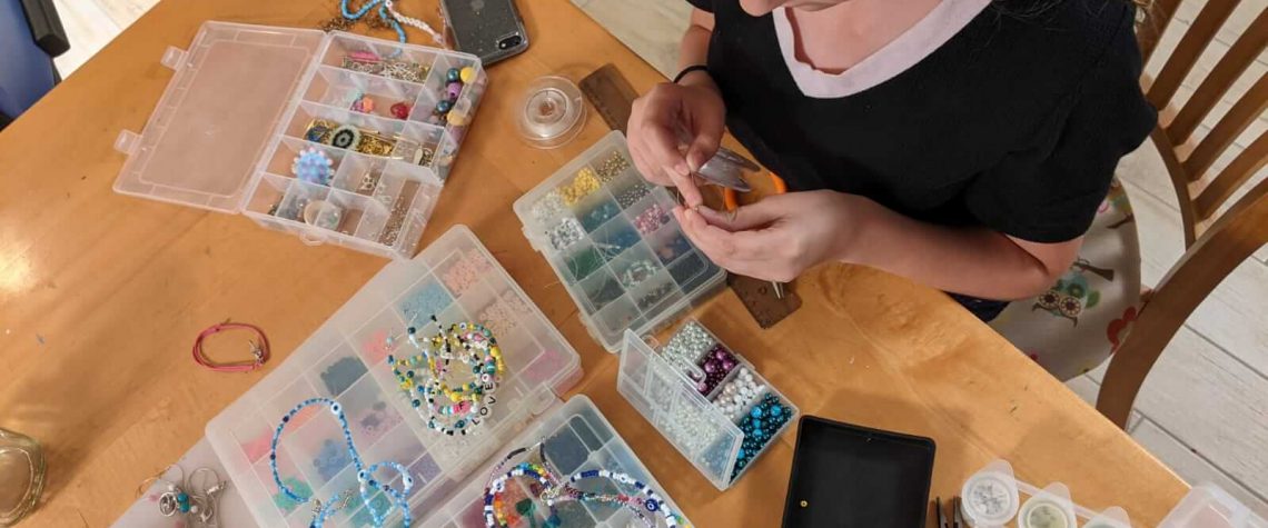 חריזת צמידים עם חרוזים קטנים