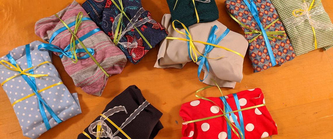 אריזות קטנות עטופות בד וקשורות בסרט